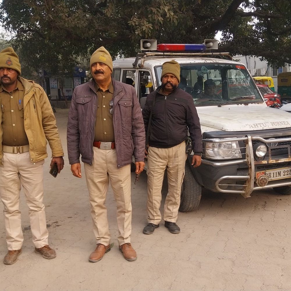 संवेदनशील इलाकों में सुरक्षा व्यवस्था को किया मजबूत:अररिया पुलिस ने डॉग स्क्वायड के साथ की गश्त, चौक-चौराहों पर चेकिंग