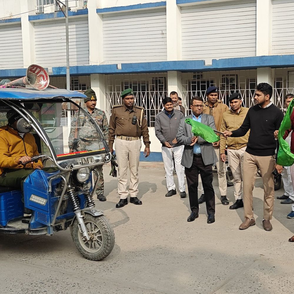 ई-केवाईसी और फार्मर रजिस्ट्री के लिए विशेष अभियान शुरू:DM ने अभियान रथ को दिखाई हरी झंडी, किसानों को सरकारी योजनाओं का लाभ देना उद्देश्य