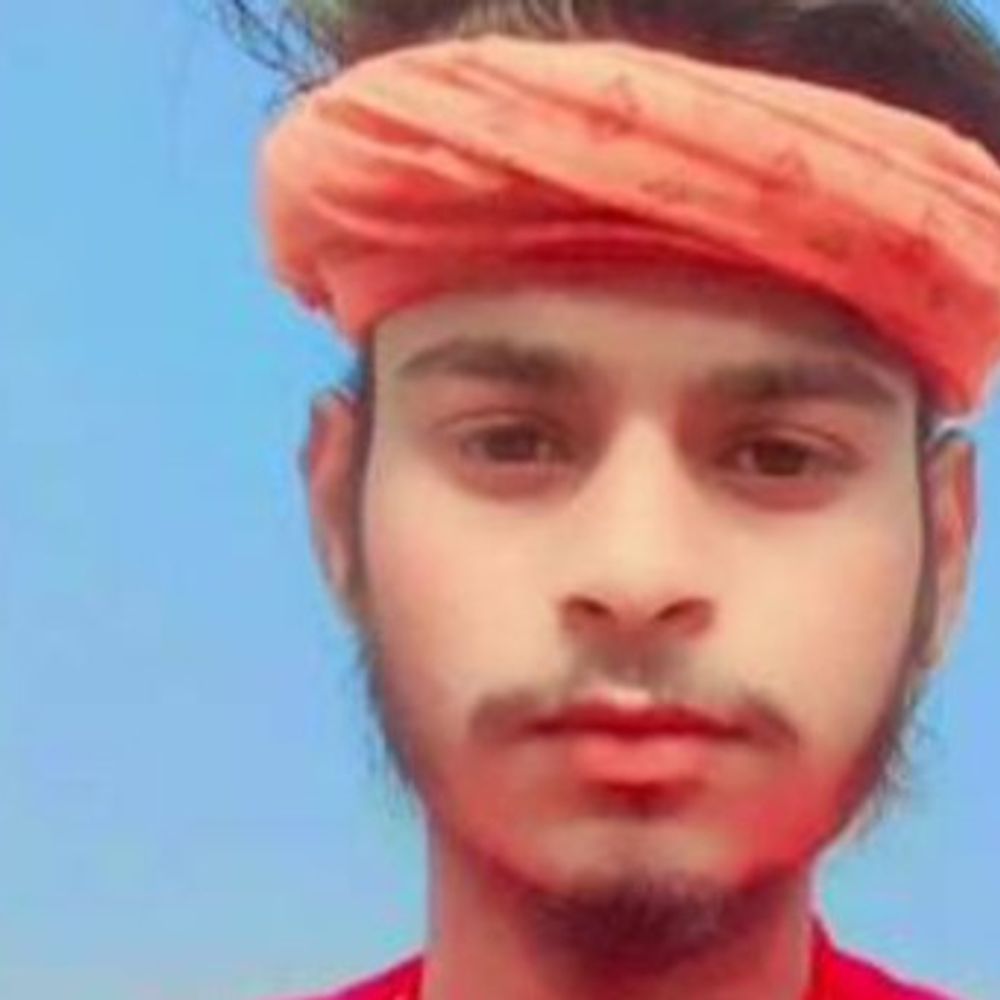 बांका में सड़क किनारे युवक का शव मिलने से सनसनी:20 वर्षीय ट्रैक्टर ड्राइवर की मौत, हादसे की आशंका, पुलिस को नहीं मिली सूचना