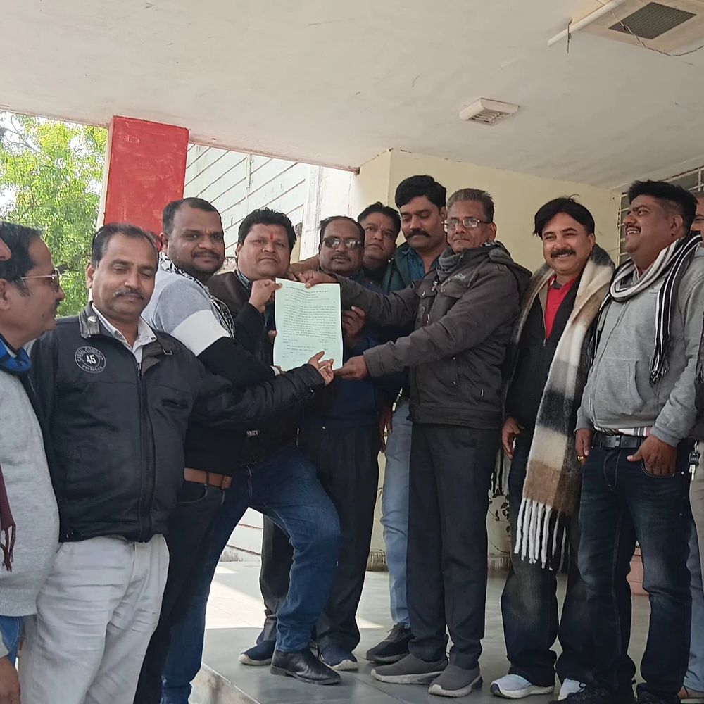 अरनोद की सफाई व्यवस्था खराब:नालियों की गंदगी से ग्रामीण परेशान, कलेक्टर के नाम सौंपा ज्ञापन