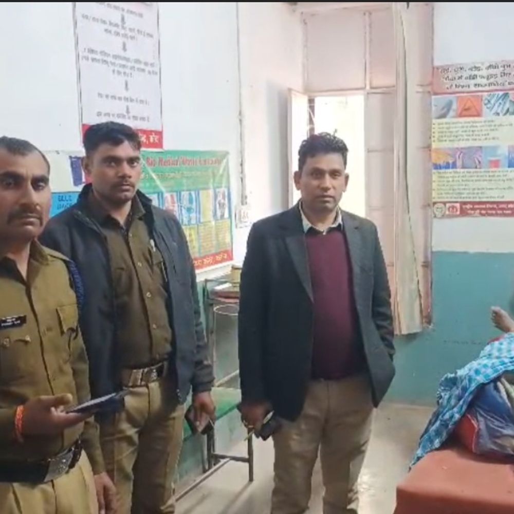 एट रेलवे स्टेशन पर सीढ़ियों से फिसलकर यात्री की मौत:पुलिस ने शुरू की मामले की जांच, परिजनों को दी सूचना