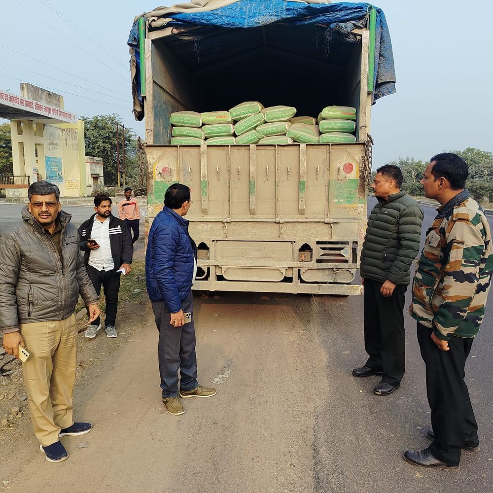 जालौन के उरई में सघन वाहन जांच अभियान:नियम उल्लंघन पर हुई कार्रवाई, चालान काटे गए