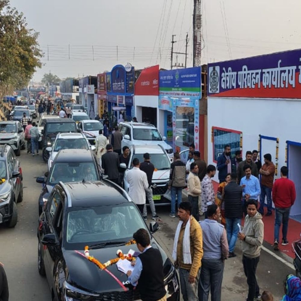 बसंत पंचमी पर ग्वालियर व्यापार मेले में रिकॉर्ड वाहन बिक्री:ग्वालियर में एक दिन में 791 कारें, 482 बाइक्स बिकीं; RTO ऑफिस पर लगी लंबी कतारें