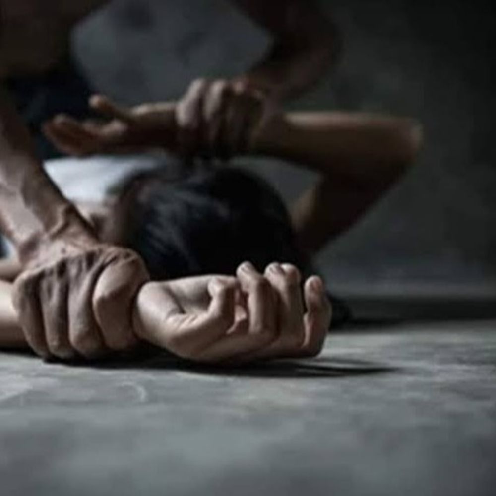 सागर में बेटे के दोस्त ने मां से किया दुष्कर्म:रात को दरवाजा खटखटाया, खुलते ही घर में घुसा और जबरदस्ती करने लगा