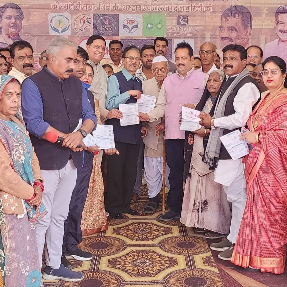 सागर से 144 तीर्थयात्रियों को माघ मेला प्रयागराज भेजा:रामसरोज समूह ने जरुरतमंदों को नि:शुल्क टिकट और जरूरत की सामग्री बांटी