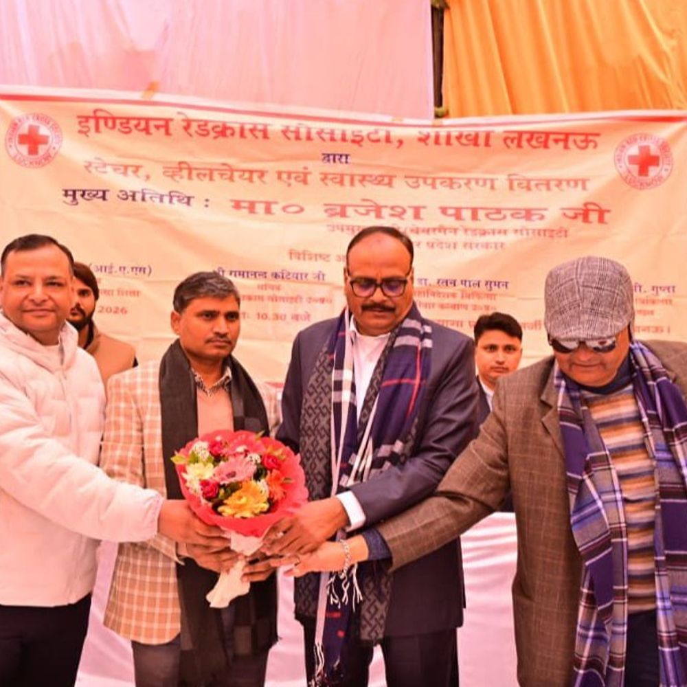 डिप्टी सीएम ने सरकारी अस्पतालों को उपलब्ध कराए मेडिकल उपकरण:सिविल अस्पताल में रेडक्रॉस सोसाइटी की पहल, स्ट्रेचर-व्हीलचेयर और पल्स ऑक्सीमीटर का हुआ वितरण