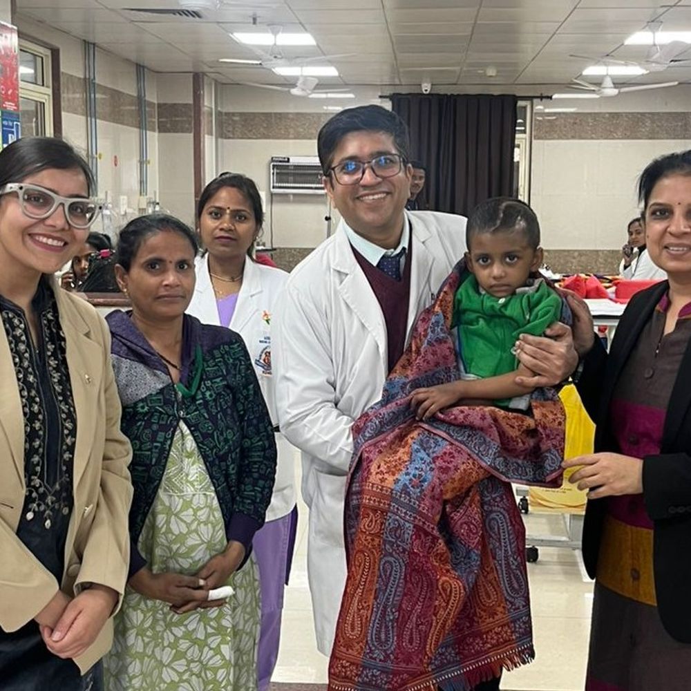 बच्ची के सिर में घूम रही थी रिवाल्वर की गोली:KGMU के डॉक्टरों ने 9 नीडल लगाकर रोकी, साढ़े 4 घंटे ऑपरेशन कर निकाला