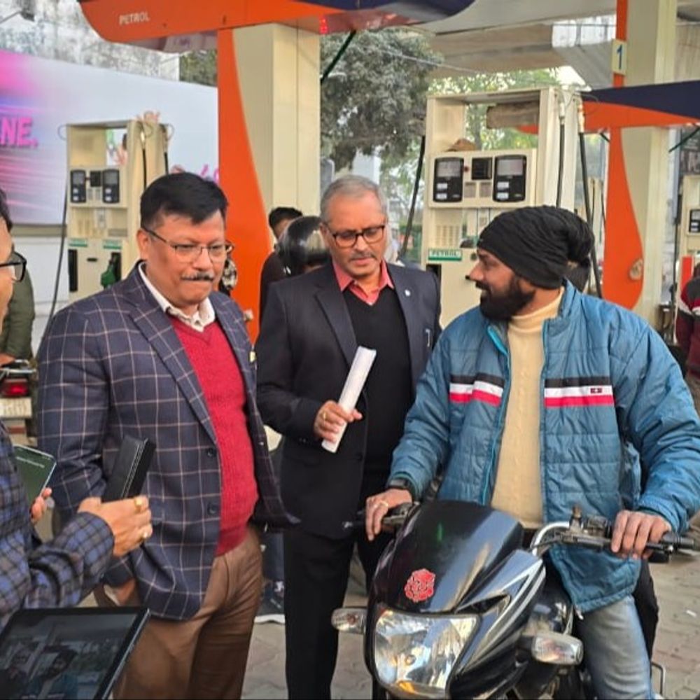 लखनऊ में चला ‘नो हेलमेट–नो फ्यूल’ अभियान:बिना हेलमेट के नहीं मिला पेट्रोल, 102 बाइक चालकों का चालान