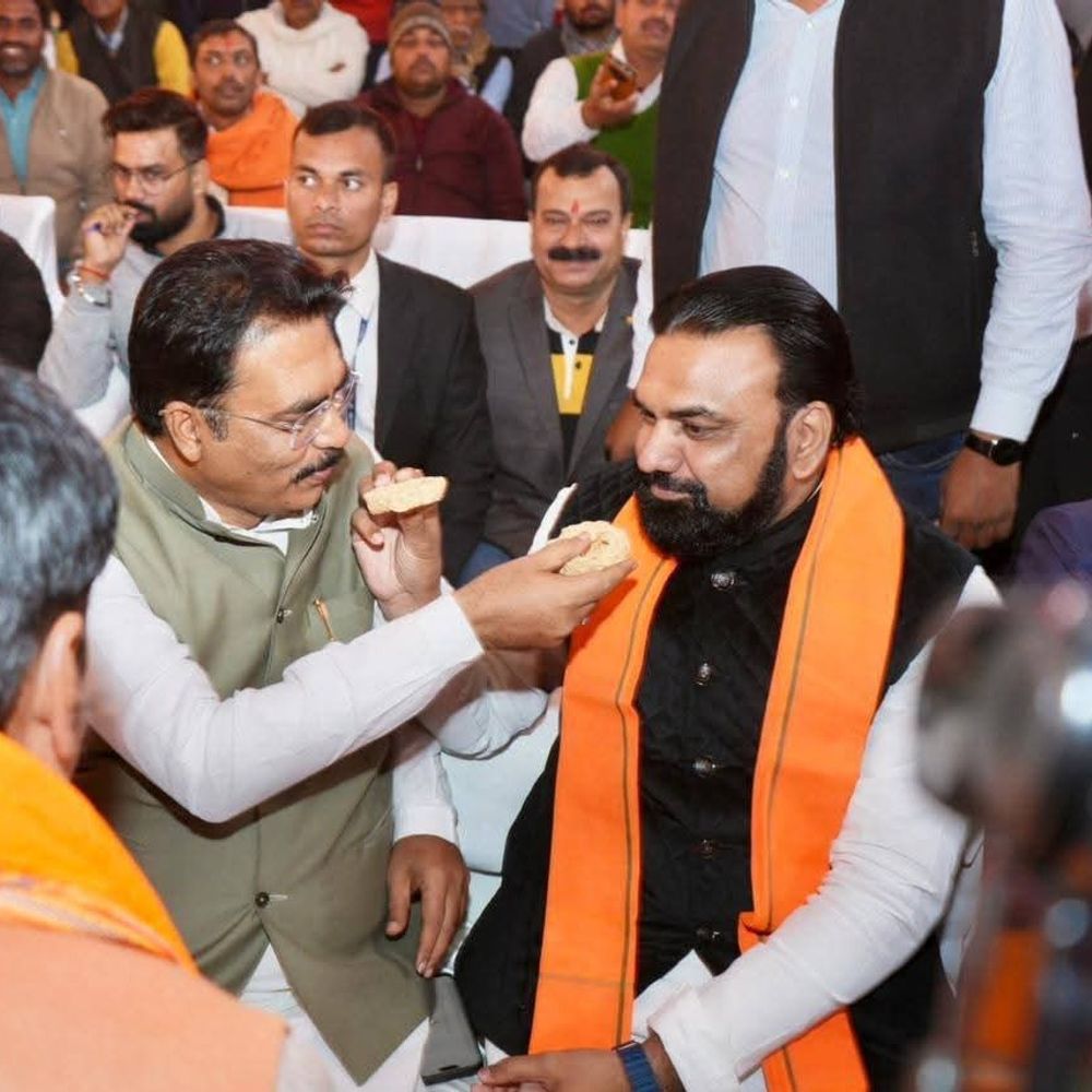 संजय सरावगी और सम्राट चौधरी ने एक-दूसरे को खिलाया तिलकुट:बीजेपी ऑफिस में हुआ दही-चूड़ा भोज, म्यूजिक आर्टिस्ट ने भी किया परफॉर्म