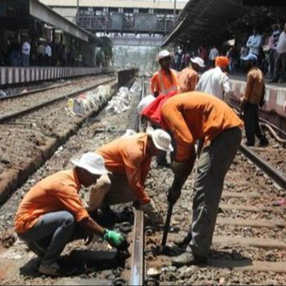 गोरखपुर रूट पर रेल ब्लॉक के कारण 18 ट्रेनें निरस्त:40 ट्रेनों की रूट डायवर्ट, मनकापुर–अयोध्या कैंट के रास्ते चलेंगी