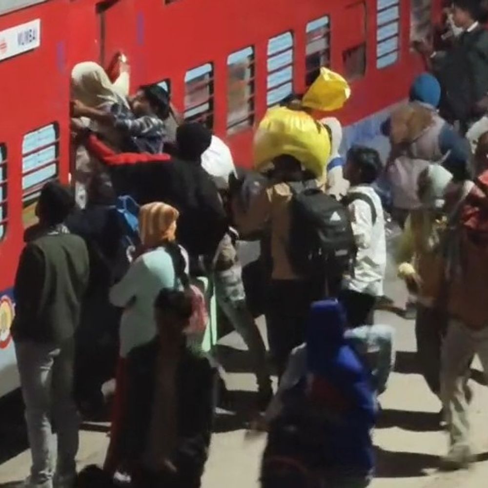 पुष्पक एक्सप्रेस पहले दिन एक घंटा लेट:स्टेशन बदलने से मुंबई की दूरी 13 किमी और बढ़ी, यात्री बोले- पुराने लखनऊ वालों की मुश्किलें बढ़ी