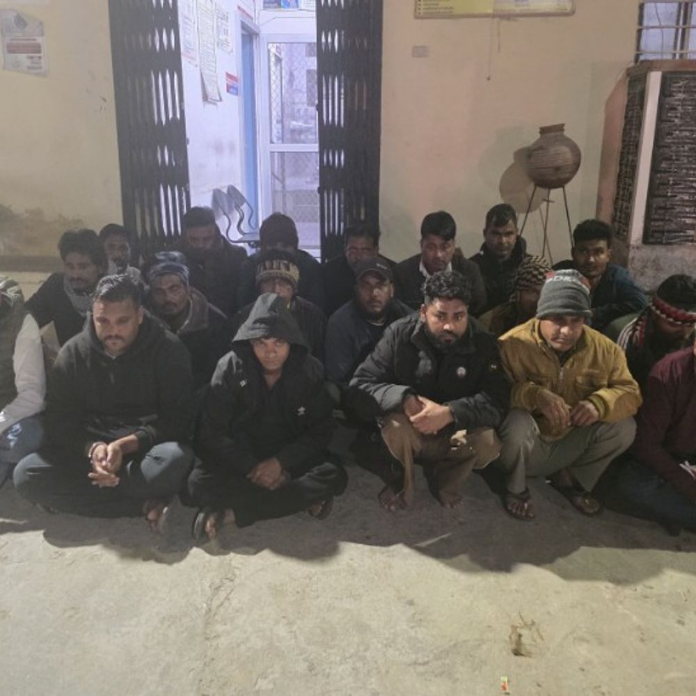 जुआ खेलते 19 लोग गिरफ्तार, पौने तीन लाख रुपए बरामद:टीम ने मौके से 13 मोटरसाइकिल, 20 मोबाइल भी किए जब्त