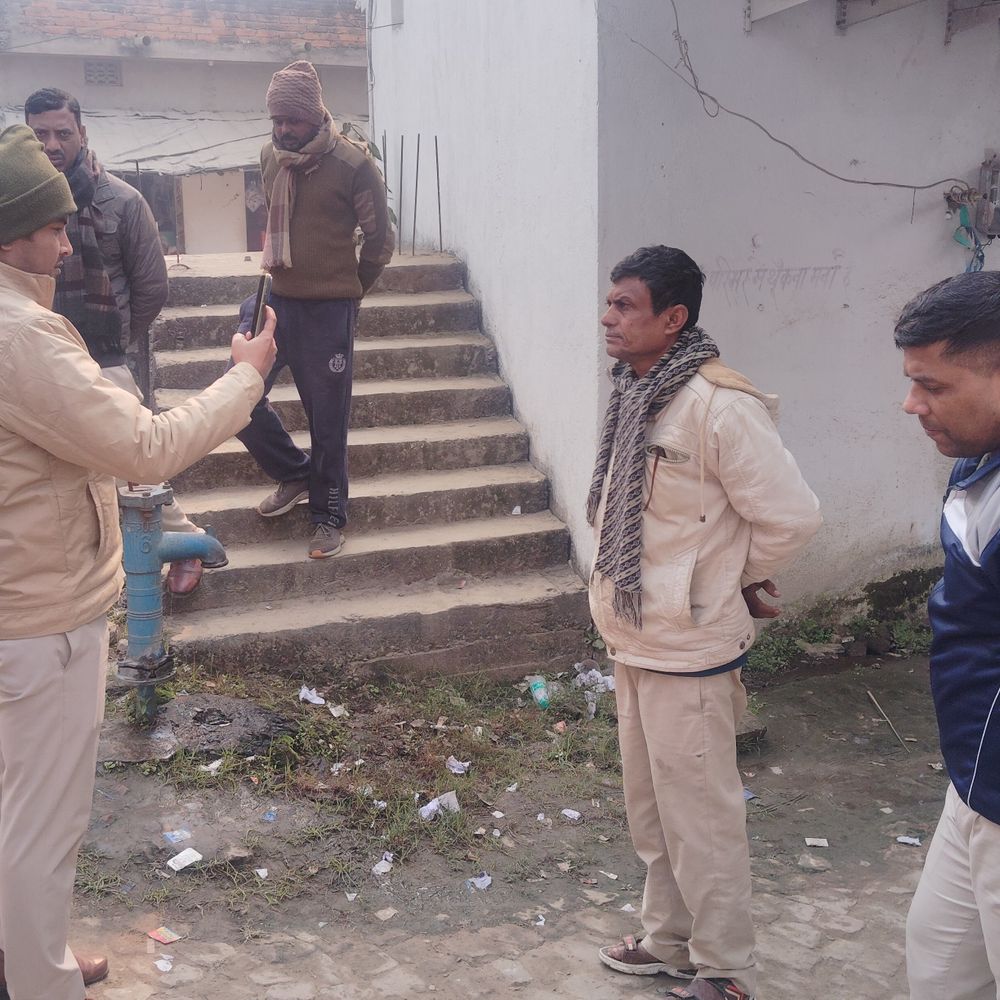 दरभंगा में SBI में चोरी की कोशिश नाकाम:स्ट्रांग रूम का लॉक नहीं खुला, CCTV में 2 नकाबपोश की तस्वीर कैद; जांच के लिए एफएसएल टीम पहुंची