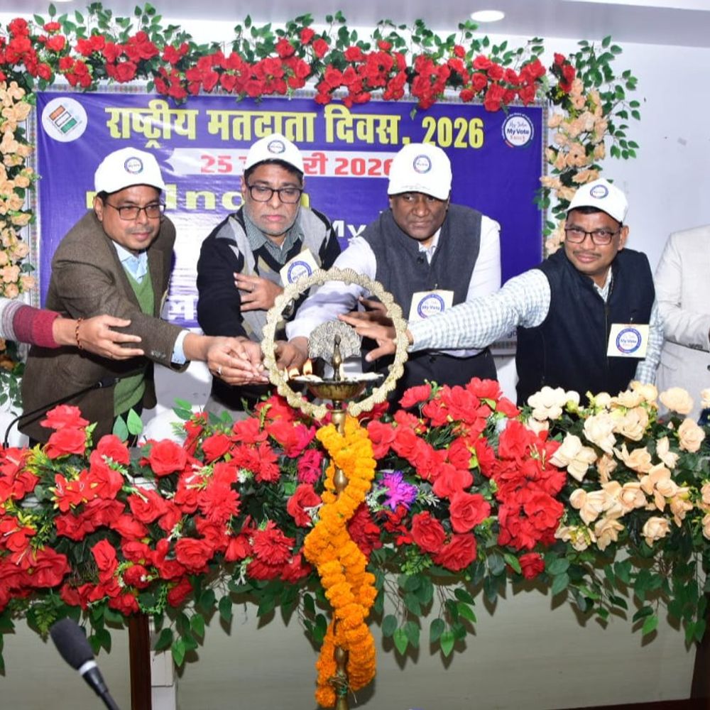 राष्ट्रीय मतदाता दिवस पर लोकतंत्र की मजबूती का संकल्प:दरभंगा में अधिकारियों-कर्मियों को दिलाई मतदान की शपथ; कर्मियों को सम्मानित किया