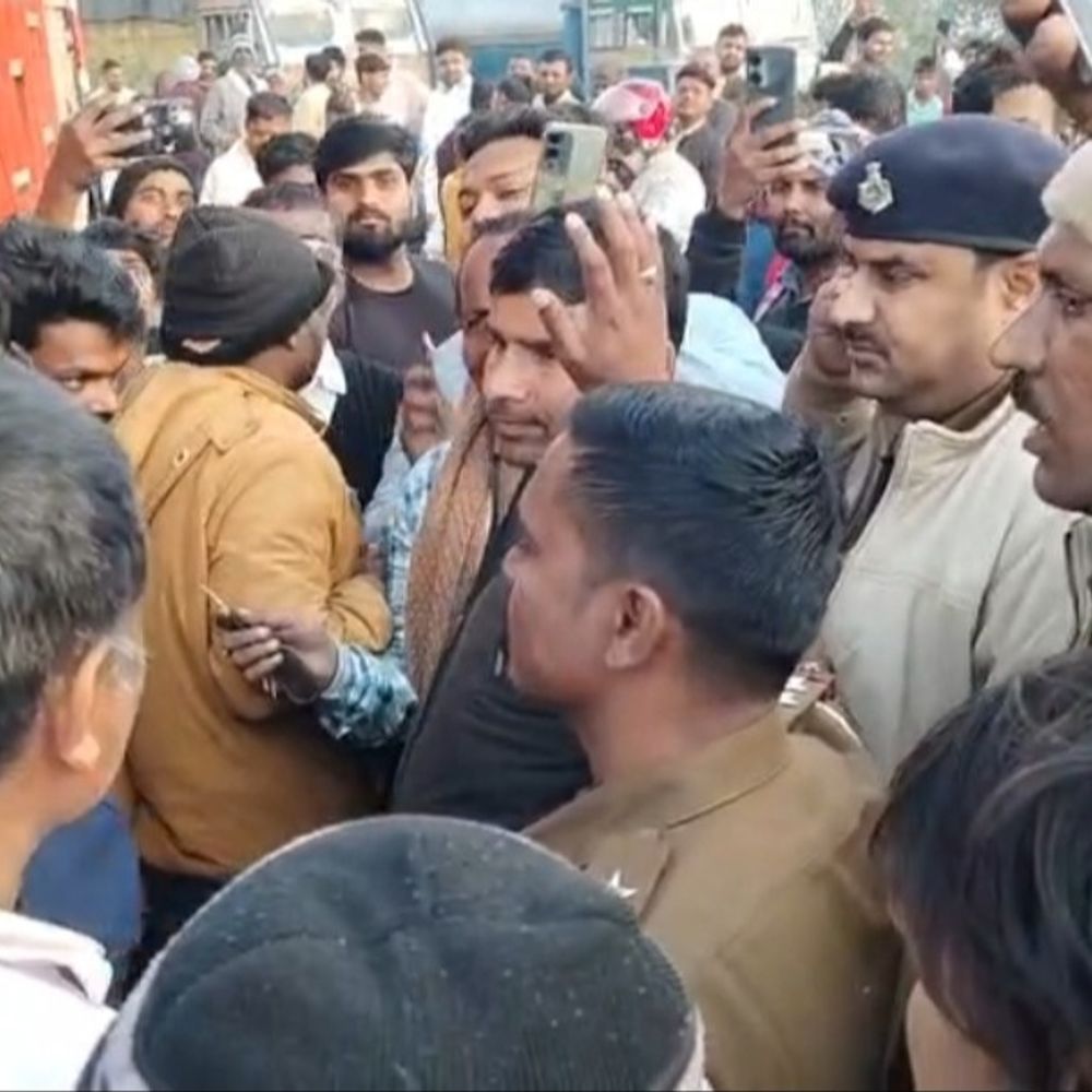 दरभंगा में कीनू लदे ट्रक का चालान काटने पर विवाद:ड्राइवर ने ट्रक को सड़क पर खड़ा किया, डेढ़ घंटे तक जाम रहा एनएच-27