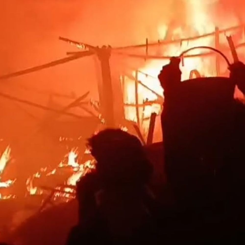 दरभंगा में दो जगह अगलगी, 6 घर जले:मवेशियों को ठंड से बचाने के लिए जलाया था अलाव, चिंगारी से फैली आग