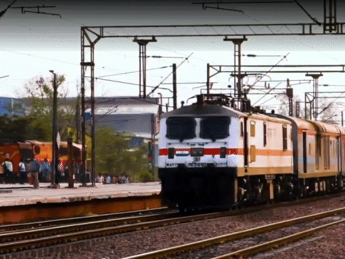 झांसी में रेलवे ने घटाई ट्रेनों की रफ्तार:कोहरे में 130 की जगह 75 किलोमीटर प्रतिघंटा की रफ्तार से चलेंगी