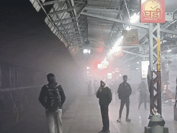 झांसी में कोहरे से छिपे रेल ट्रैक,26 ट्रेनें लेट:वेटिंग रूम में पैर रखने की नहीं बची जगह, कड़ाके की सर्दी से सड़कों पर सन्नाटा पसरा