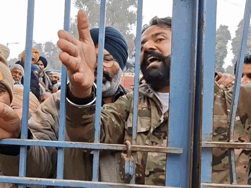 श्रीगंगानगर में किसानों का विरोध-प्रदर्शन:बोले-अफसर बताएं क्या वैकल्पिक व्यवस्था?; 12 को कलेक्ट्रेट पर पड़ाव का ऐलान