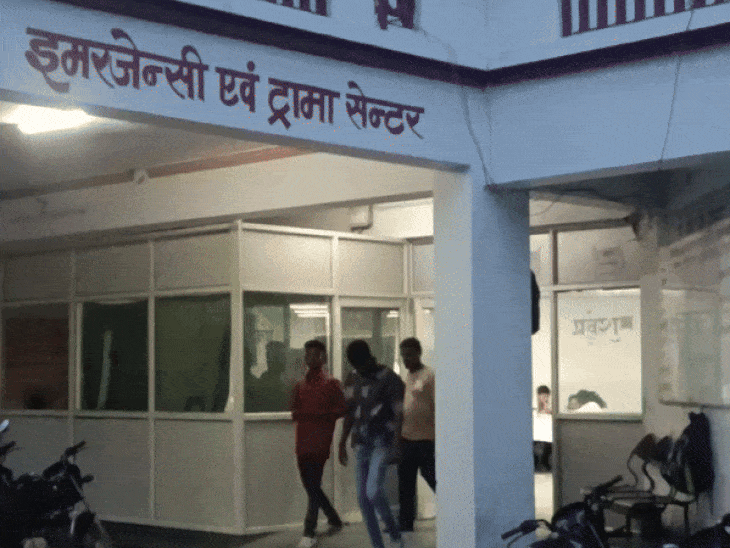 झांसी के थाने में युवक ने निगला जहर:पत्नी बोली-बकरी चोरी के आरोप में पुलिस कर रही थी परेशान, हमें इंसाफ नहीं मिल रहा था