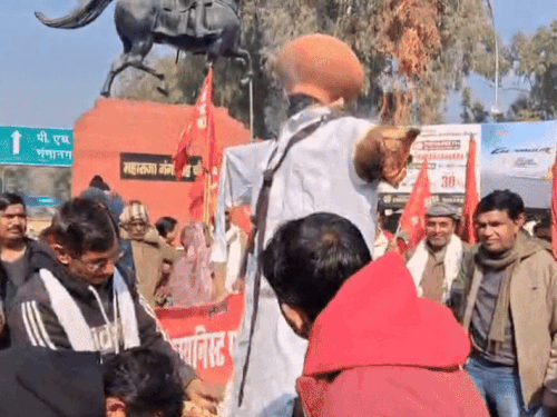 श्रीगंगानगर में अमेरिका के खिलाफ विरोध-प्रदर्शन:प्रदर्शनकारी बोले- अमेरिकी साम्राज्यवाद की तानाशाही नहीं चलने देंगे, राष्ट्रपति डोनाल्ड ट्रंप का पुतला फूंका