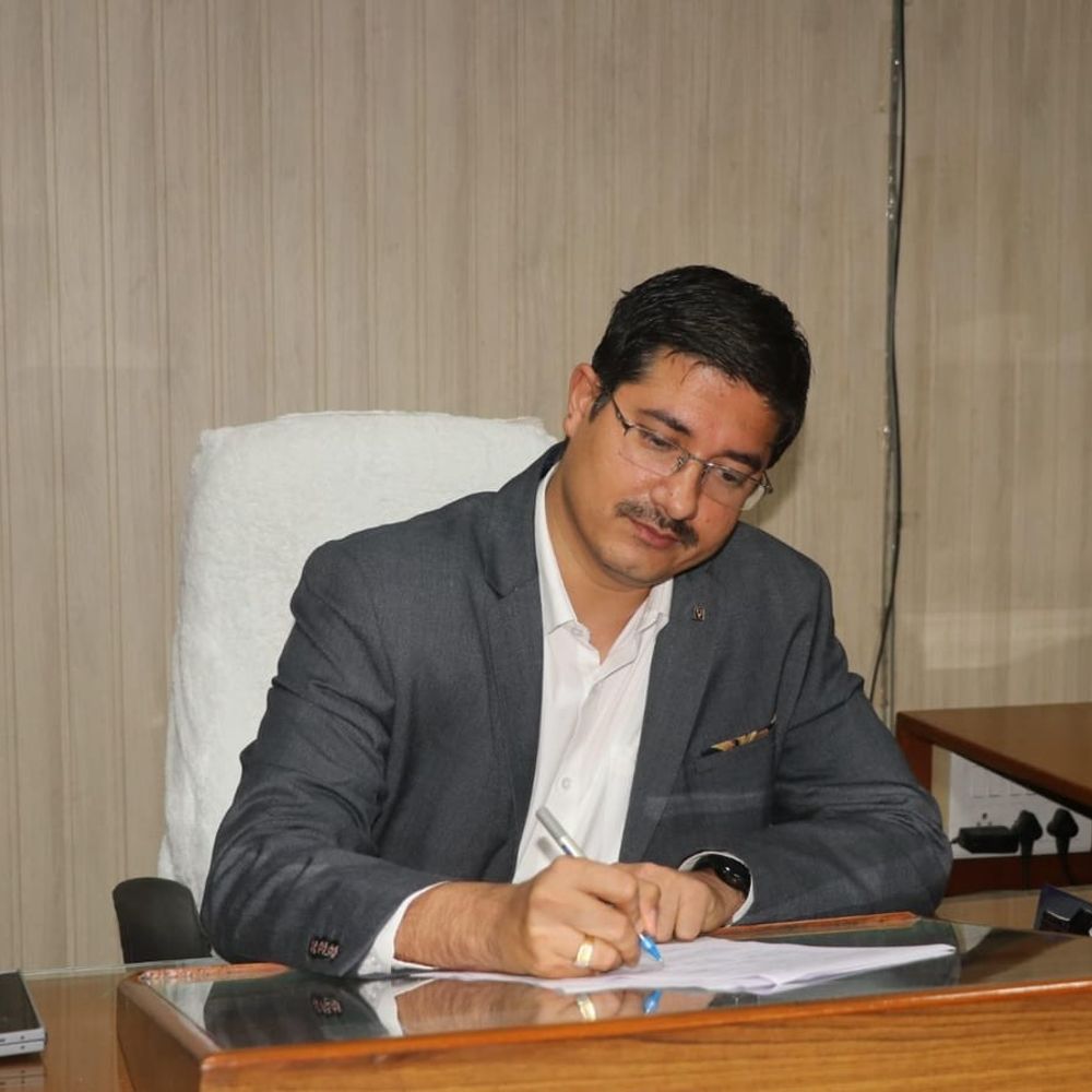 एमएलबी स्कूल की टीचर अलका शर्मा सस्पेंड:SIR सर्वे में बीएलओ बनाया था, चार्ज न लेने पर कलेक्टर ने की कार्रवाई