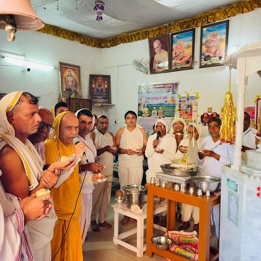 बांसवाड़ा में आदिनाथ भगवान का निर्वाण महोत्सव:1100 लोगों ने आयुर्वेदिक काढ़ा पीया, आरती में जिलेभर से शामिल हुए श्रद्धालु