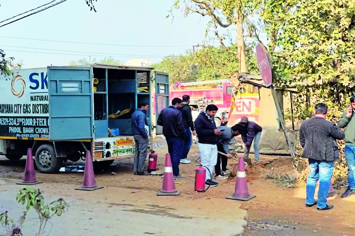 टपूकड़ा: अंडरग्राउंड गैस पाइपलाइन लीक, मचा हडक़ंप, इलाके को खाली कराया … देखें फोटो गैलेरी …..