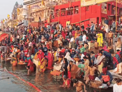 मौनी अमावस्या पर स्नान करने पहुंच रहे श्रद्धालु:2 लाख लोगों ने लगाई डुबकी,बाबा विश्वनाथ का कर रहे दर्शन पूजन