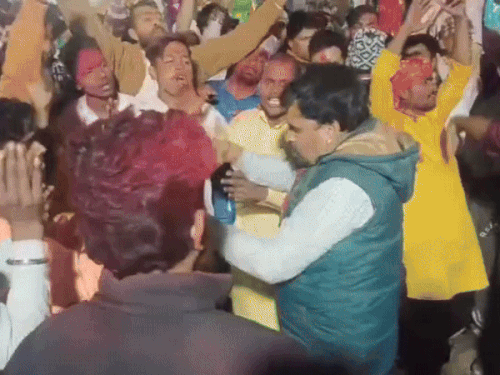 वाराणसी में मूर्ति विसर्जन के दौरान आयोजकों ने की नारेबाजी:कुण्ड छोटा होने पर जताई नाराजगी, पुलिस ने समझा-बुझाकर स्थिति को किया शांत