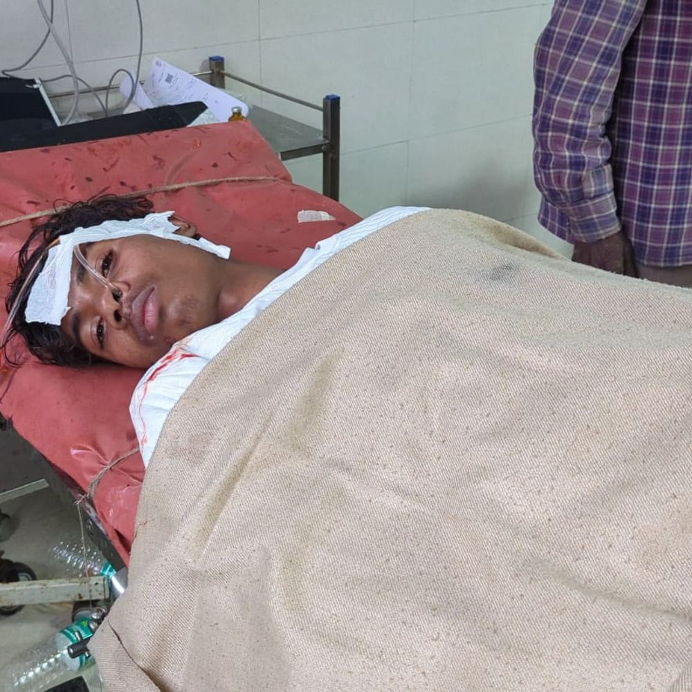 भोजपुर में प्रेमिका के लिए प्रेमी ने खाया जहर:गांव की लड़की से अफेयर था, घर से भागकर मंदिर में बैठा था; ग्रामीणों के साथ पहुंची पुलिस