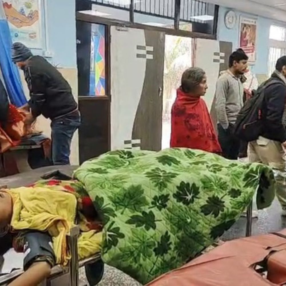 भोजपुर में पिता-पुत्री की बेरहमी से पिटाई:पारिवारिक विवाद में छोटे भाई ने लाठी-डंडे से मारा, सदर अस्पताल में चल रहा इलाज