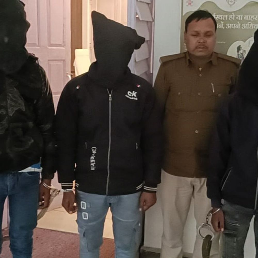 आरा में अवैध हथियार के साथ तीन बदमाशों को दबोचा:वरसी मोड़ के पास गुप्त सूचना पर छापेमारी; देसी कट्टा और बाइक जब्त