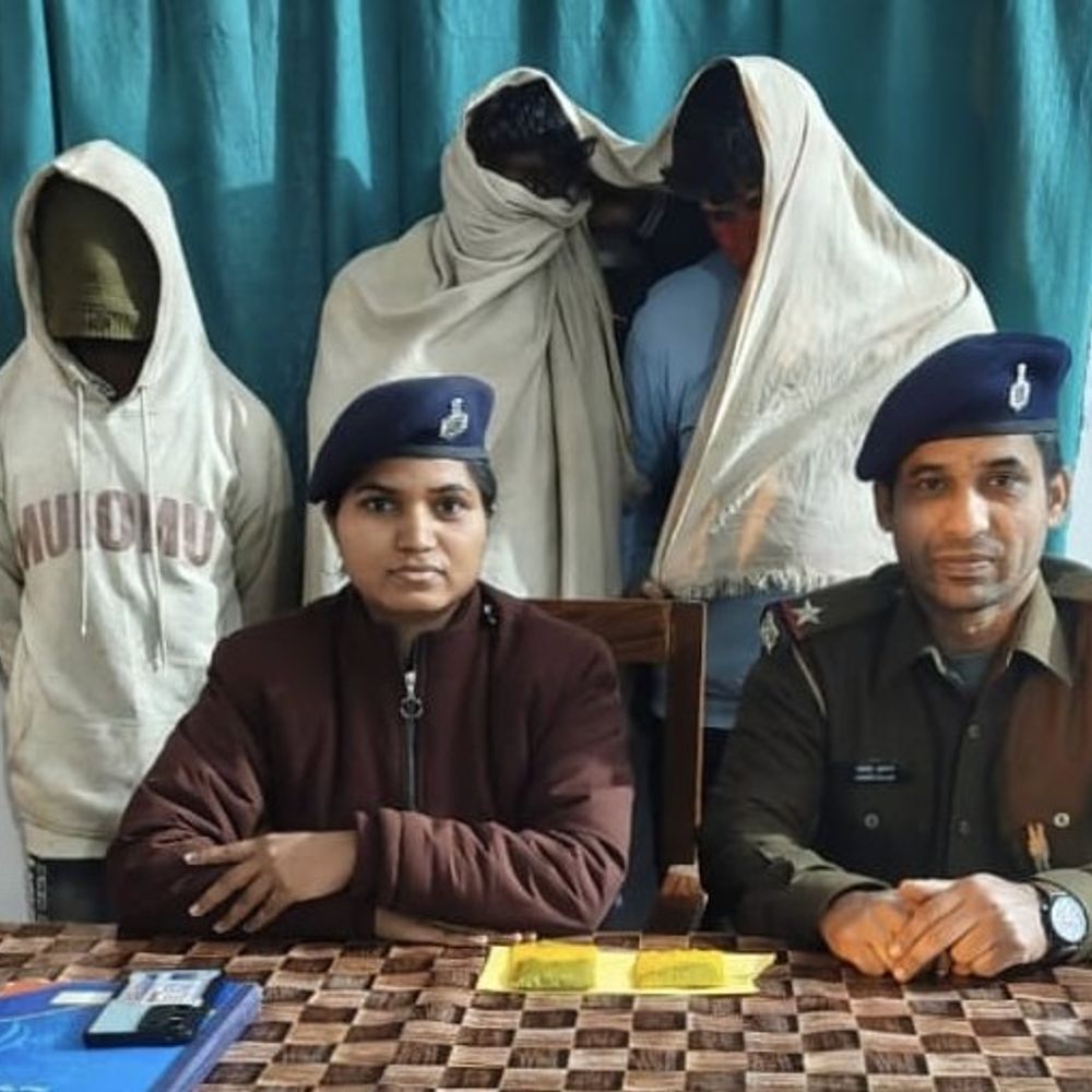 ज्वेलरी शॉप से चोरी मामले में 3 चोर गिरफ्तार:आरा में कारीगर ने दोस्तों के साथ मिलकर रची साजिश, 75 ग्राम सोने के गहने बरामद