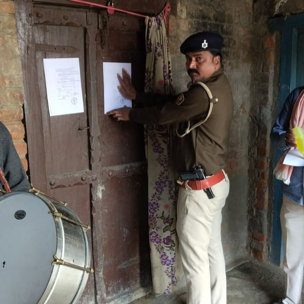 भोजपुर में विवाहिता की हत्या मामले में चिपकाया इश्तेहार:सास, पति, देवर समेत 6 आरोपियों को चेतावनी; सरेंडर नहीं करने पर कुर्की जब्ती की कार्रवाई होगी