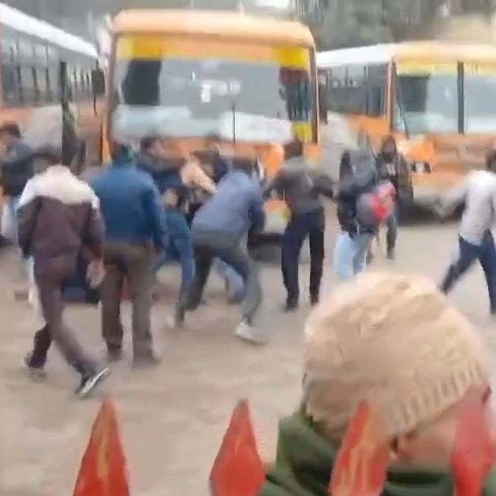 सहारनपुर में रोडवेज डिपो बना ‘तालिबानी सजा’ का अखाड़ा:बस की हल्की रगड़ पर बाप–बेटों को घसीटकर पीटा, गेट बंद कर की गई बेरहमी, वीडियो वायरल