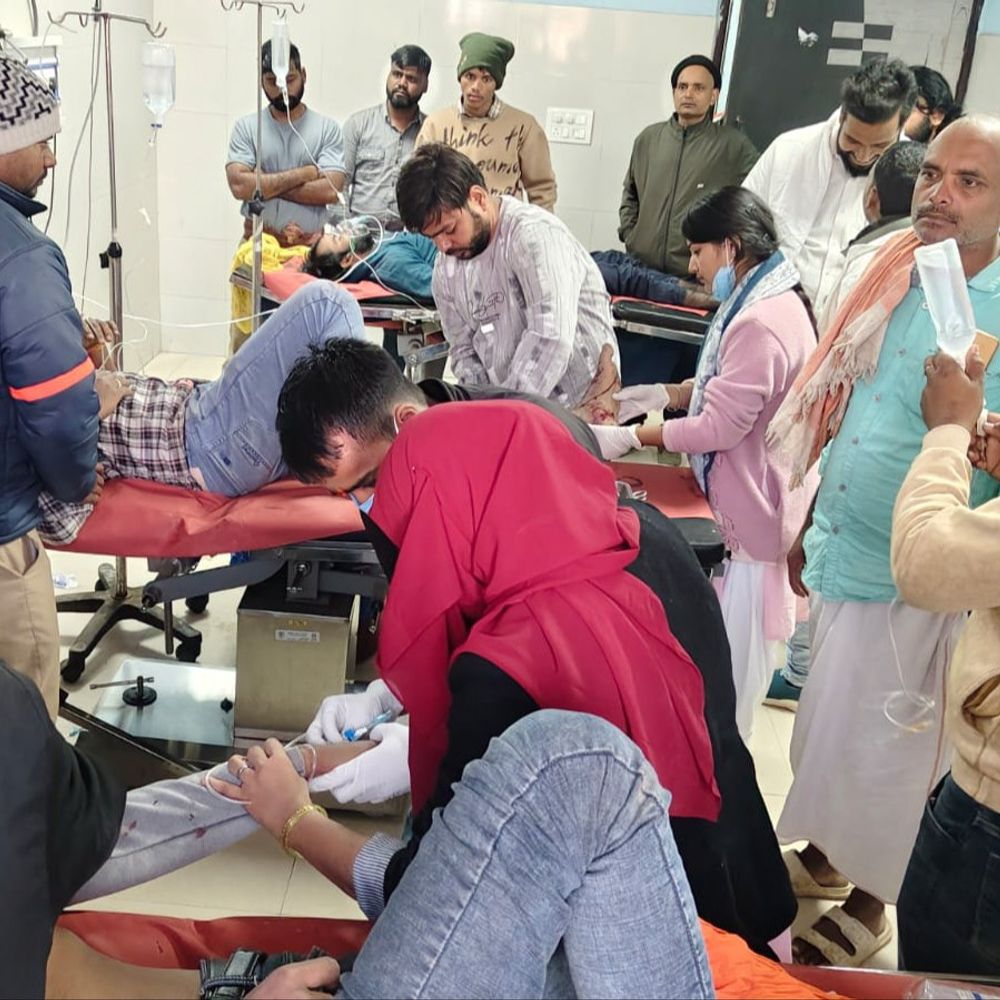 भोजपुर में सड़क हादसे में 3 दोस्त घायल:गंगा स्नान करने के बाद गांव लौट रहे थे, तेज रफ्तार वाहन ने मारी टक्कर; 2 पटना रेफर