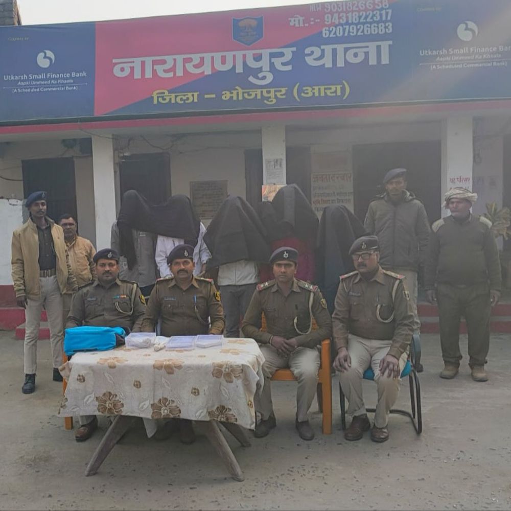 भोजपुर में हथियार के साथ 5 बदमाश गिरफ्तार:अलग-अलग जगहों से पुलिस ने छापेमारी कर पकड़ा; पिस्टल, जिंदा कारतूस और तीन मोबाइल बरामद