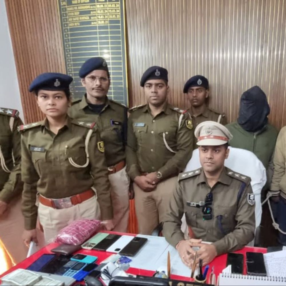 भोजपुर पुलिस ने 2 भाइयों को किया गिरफ्तार:फर्जी अफसर बनकर रोजाना 100-150 लोगों को कॉल करता था, ठगी के पैसे से पटना में बनाया घर