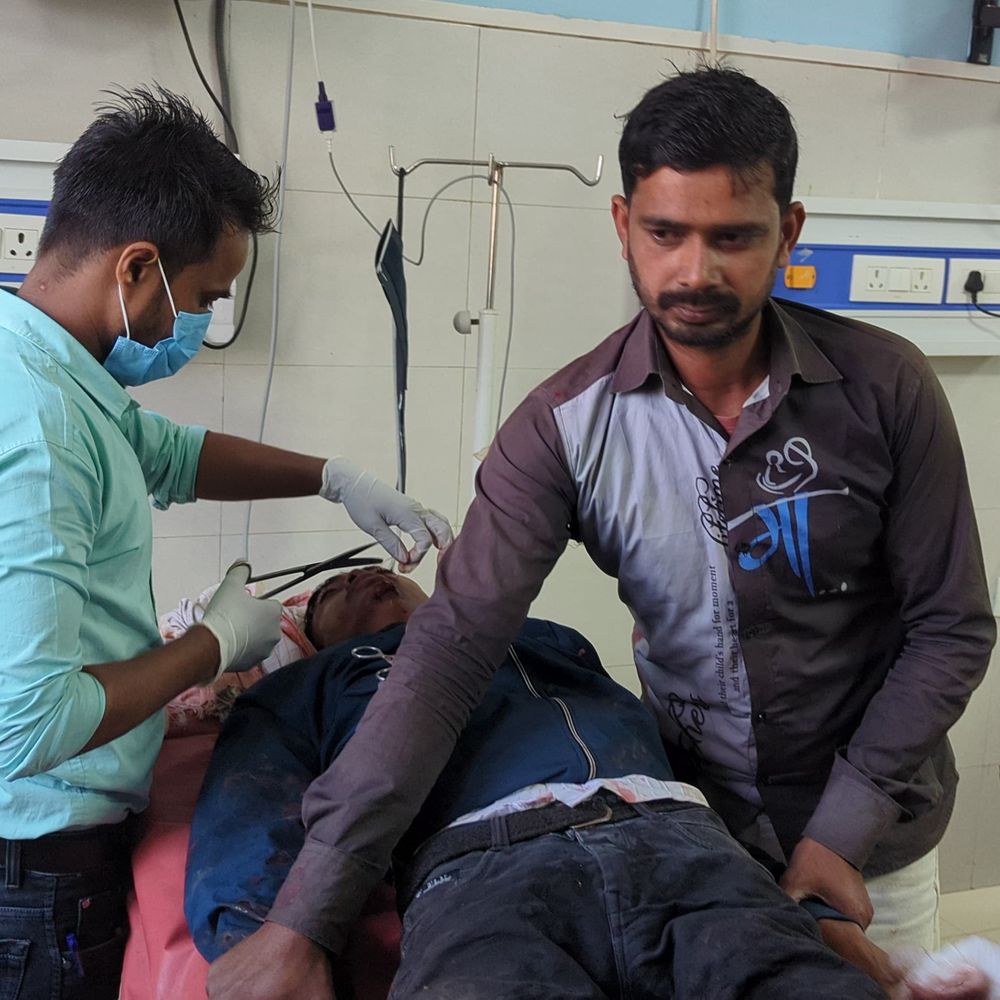 भोजपुर में सड़क हादसे में महिला समेत तीन घायल:ट्रक ने बाइक में मारी टक्कर; एक युवक की हालत गंभीर, इलाज के लिए पटना रेफर