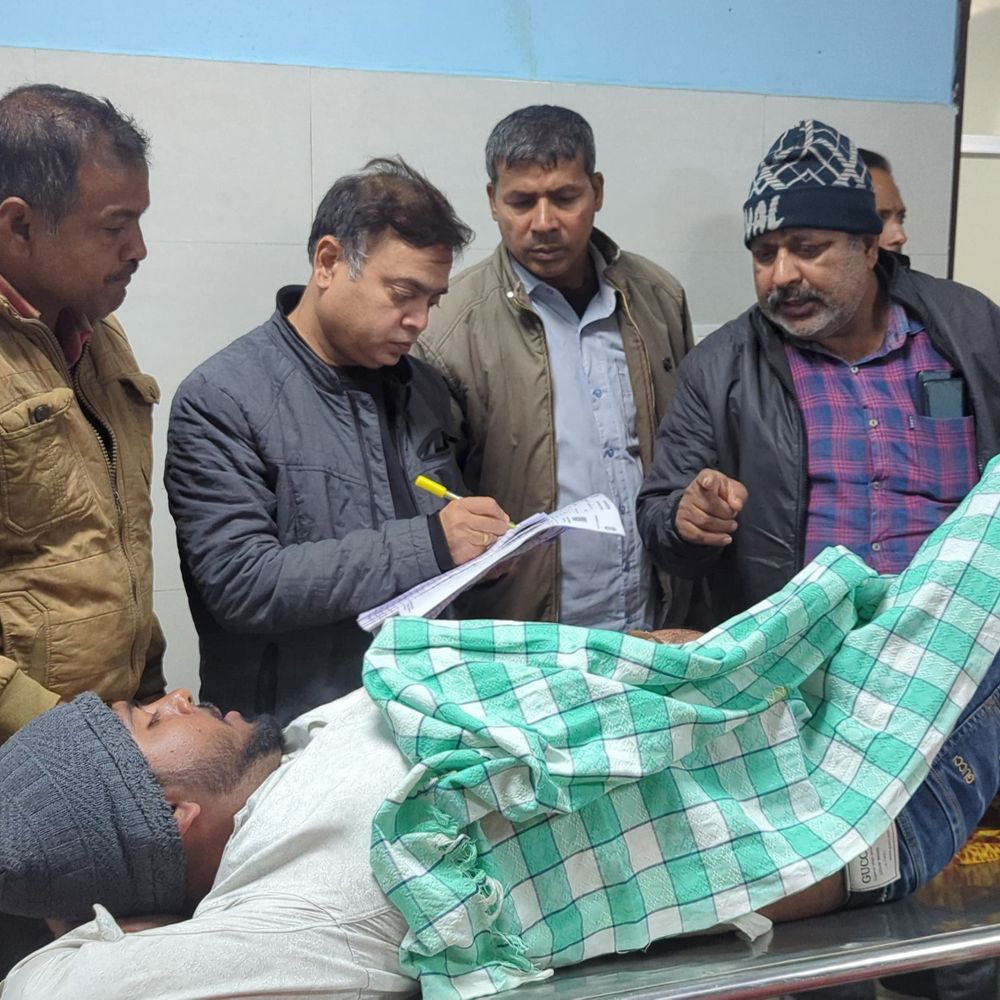 भोजपुर में पिलर गाड़ने को लेकर खूनी झड़प:जमालपुर बाजार में पिता से मारपीट, बेटे को पेट में मारी चाकू; घायल सदर अस्पताल में भर्ती