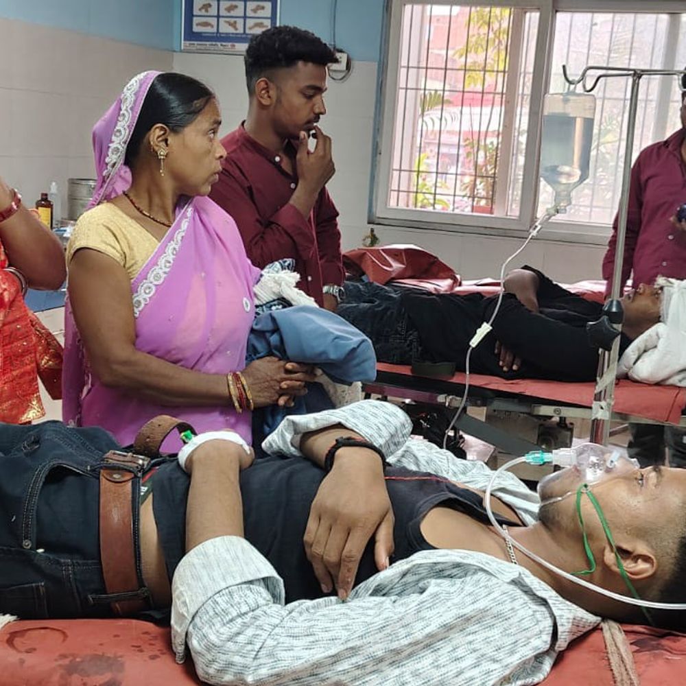 भोजपुर में सड़क हादसे में 4 युवक घायल:बाइक से दो दोस्त घूमने जा रहे थे, सामने से आ रही गाड़ी ने मारी टक्कर