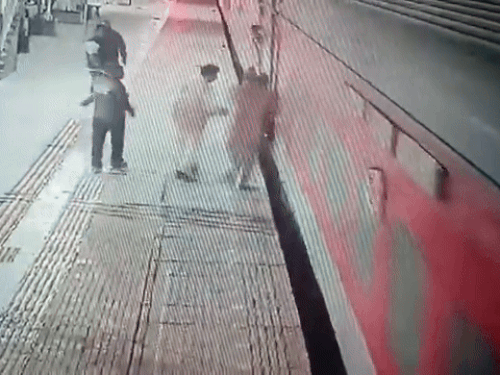 कॉन्स्टेबल ने 12 साल की बच्ची की जान बचाई:बच्ची को गिरते ही ट्रेन के नीचे जाने से बचाया