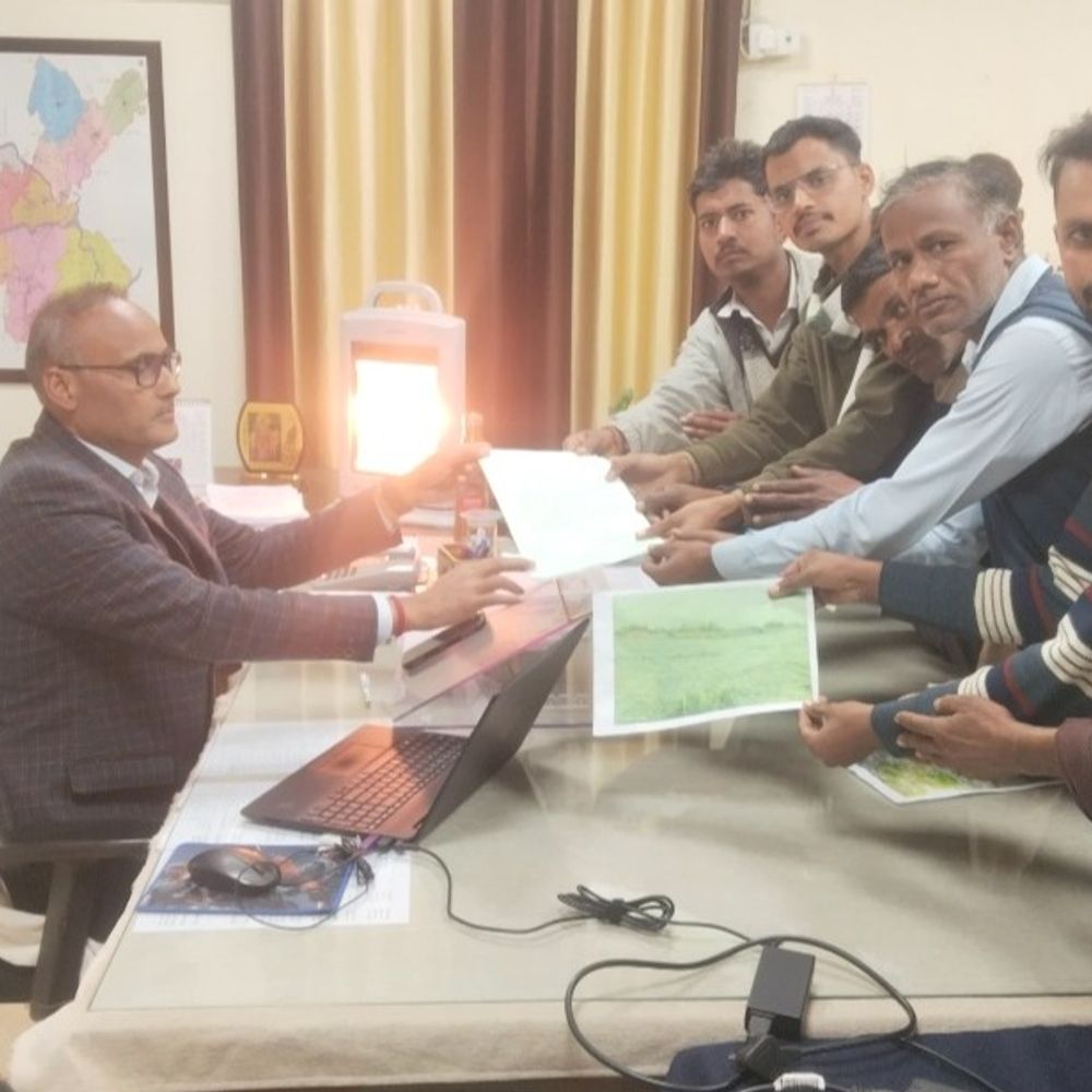 फसल खराबे के मुआवजे के लिए कलेक्ट्रेट पहुंचे किसान:आवण्ड सवाई गंज के ग्रामीणों ने एडीएम को ज्ञापन सौंपा