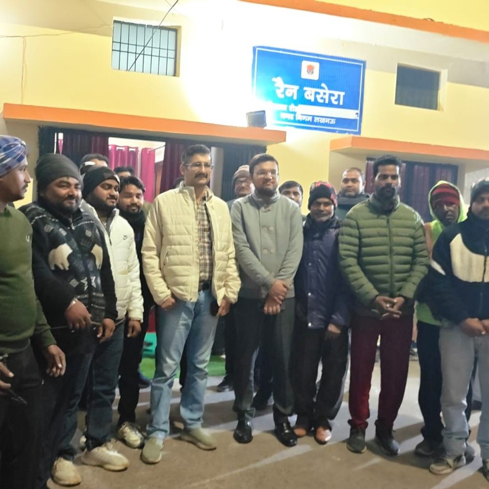 लखनऊ में सड़कों पर कोई ठंड में न सोए:कमिश्नर-नगर आयुक्त ने रैन बसेरों की व्यवस्था देखी, बोले नियमित हो निरीक्षण