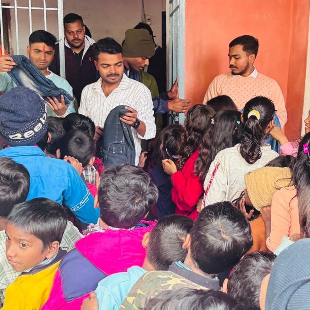 ABVP ने जरुरतमंद के बीच किया गर्म कपड़ों का वितरण:छात्र-छात्राओं के बीच बांटे गए पाठ्य सामग्री, शिक्षा के प्रति प्रोत्साहित करना था उद्देश्य