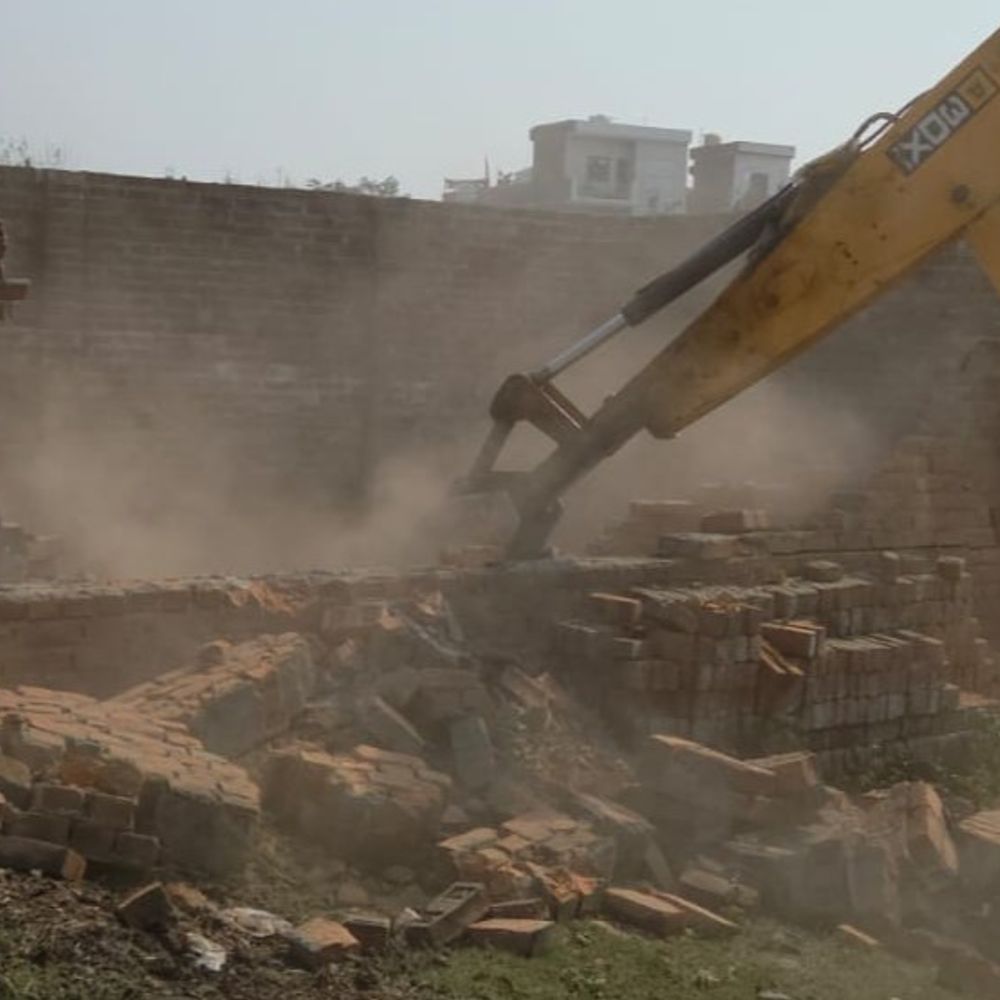 शराब कारोबारी जायसवाल और अतीक की अवैध कॉलोनियों पर एक्शन:BDA ने बुलडोजर से ध्वस्त की अवैध कालोनियां, कॉलोनाइजर्स में मचा हड़कंप