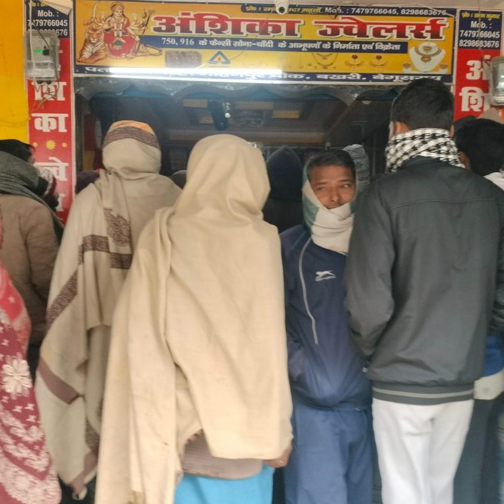 बेगूसराय में ज्वेलरी शॉप से सोने-चांदी के जेवरात चोरी:सड़क किनारे मिला CCTV का डीवीआर, मौके से गोली और कटर बरामद