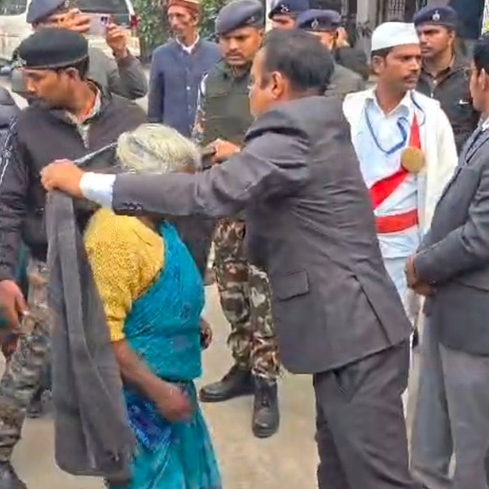 भागलपुर में ठंड को लेकर प्रशासन अलर्ट:बेघर लोगों के बीच DM ने बांटे कंबल, रात के समय विशेष निगरानी के निर्देश