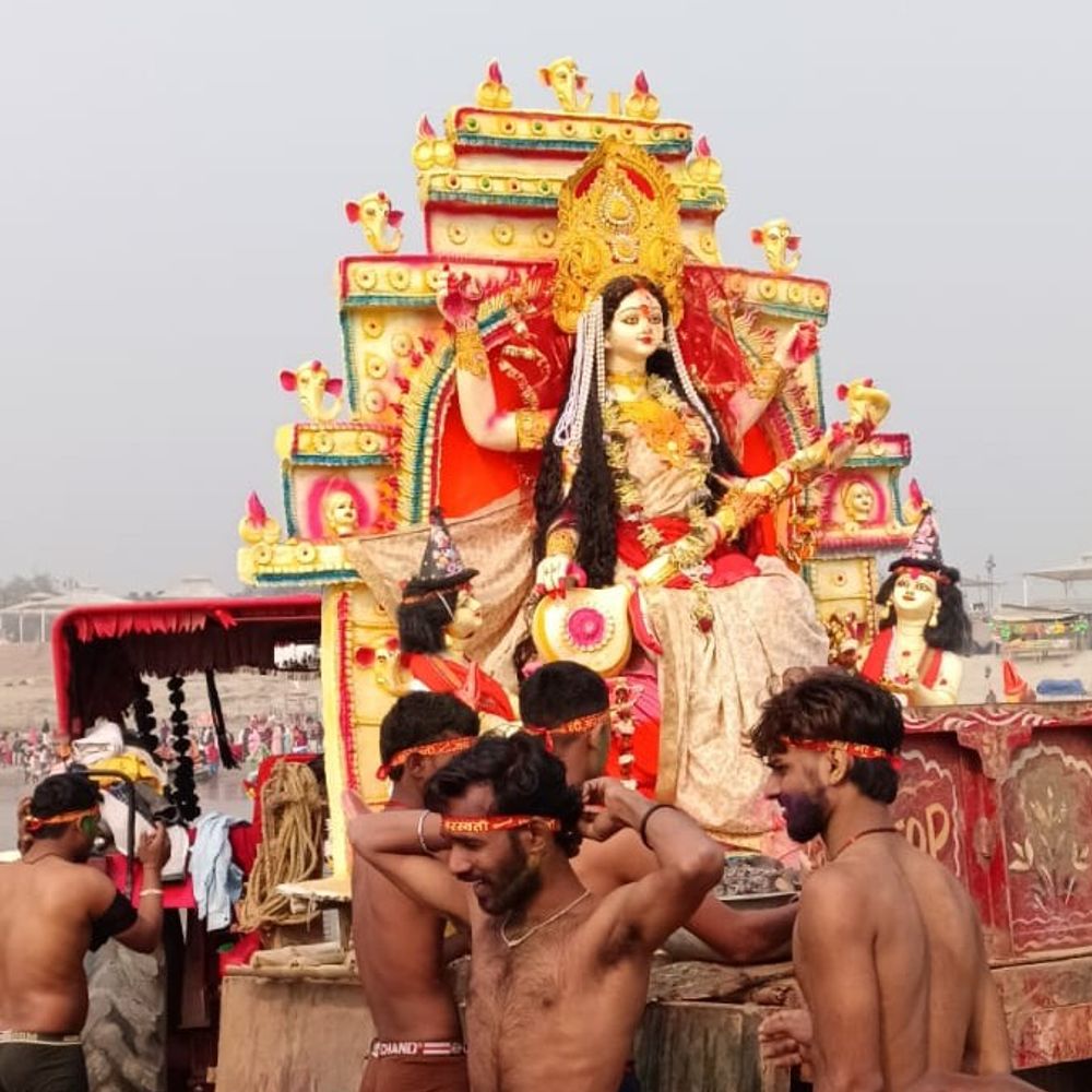 बेगूसराय में हर्षोल्लास के साथ सरस्वती मां की मूर्ती विसर्जन:सुख शांति की कामना कर रहे लोग, गोताखोर-प्रशासन की टीम अलर्ट